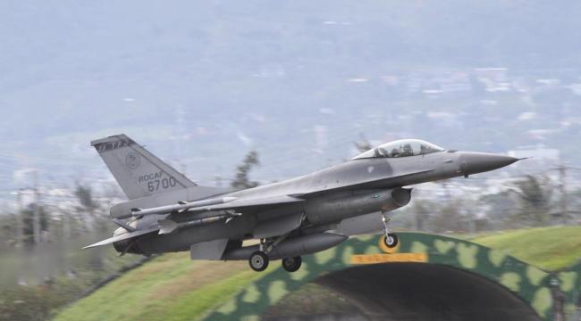 台军F-16坠海 飞行员最后连喊跳伞 搜救行动紧急展开