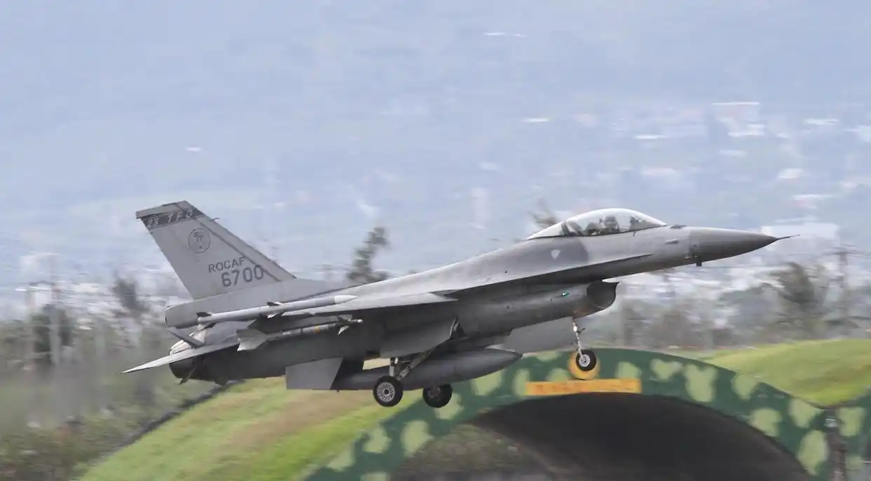 飞行员跳降落伞_跳伞训练牺牲的空降兵_台军f-16坠海 飞行员最后连喊跳伞