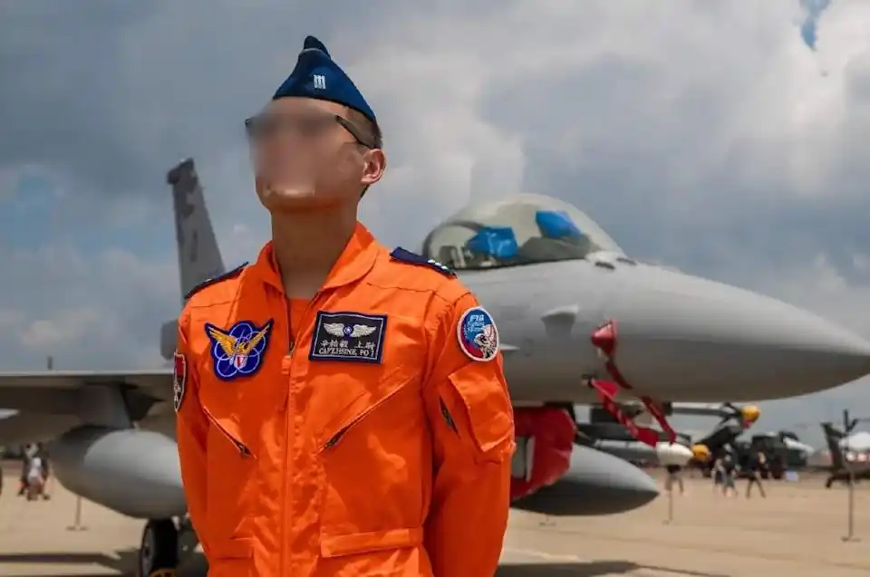 台军f-16坠海 飞行员最后连喊跳伞_跳伞训练牺牲的空降兵_飞行员跳降落伞