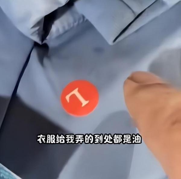 阿姨趁没人剪走店主羽绒服布料