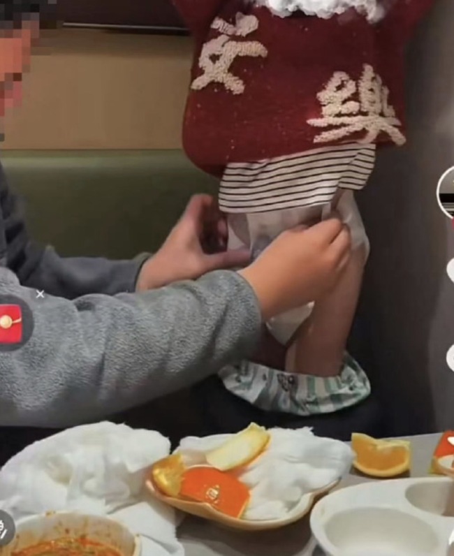 幼童把纸尿裤扔锅里 海底捞报警 家长监护失职引热议