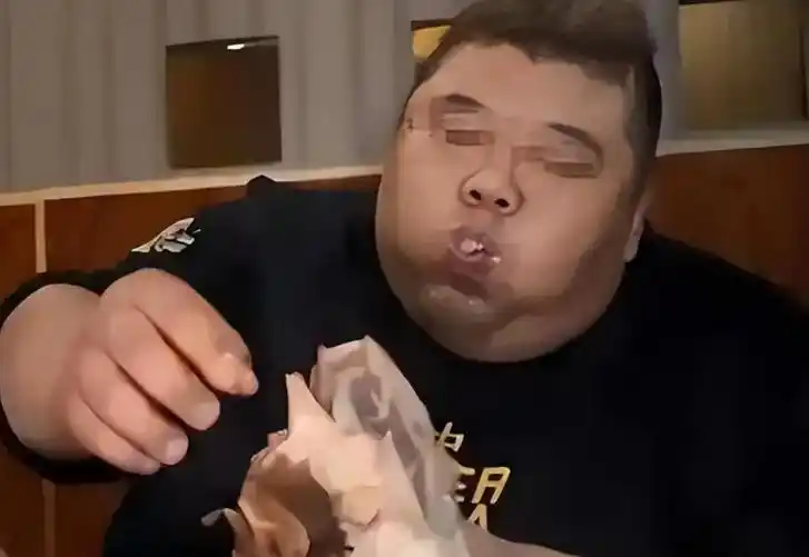 博主吃播室友剩饭被多平台封禁_畸形吃播 挑战公序良俗 食品安全监管