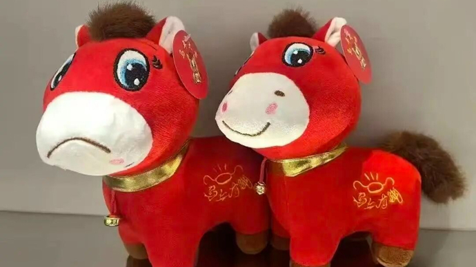 义乌产的“哭哭马”火了!嘴巴缝反却意外走红,网友:真是马倒成功了