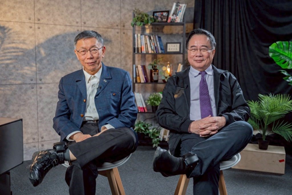 同是天涯沦落人？柯文哲、蔡正元同框，一起秀出“电子脚镣”