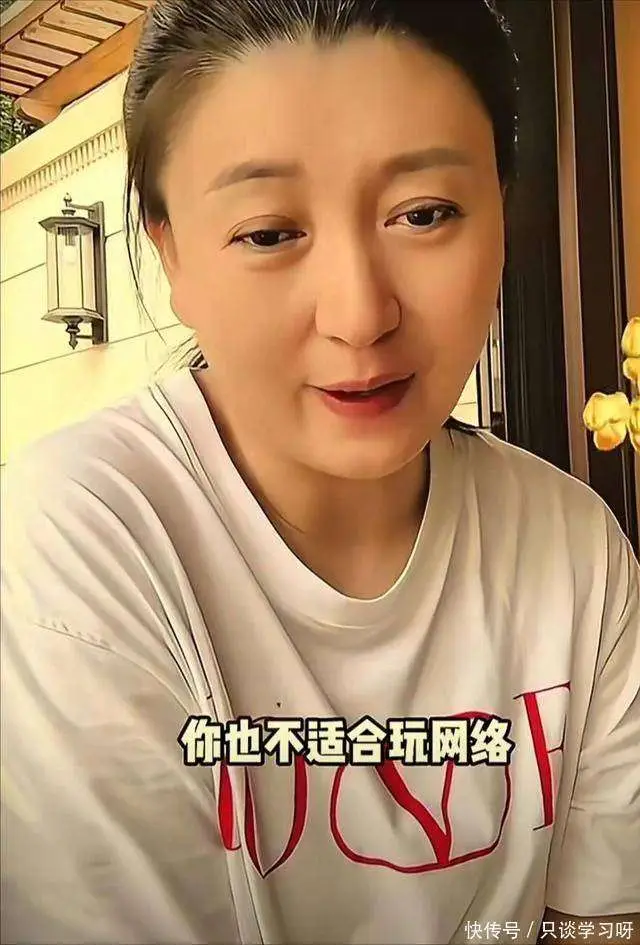 闫学晶触碰国人反感雷区_闫学晶致歉:讨厌那个露出轻视的自己_闫学晶直播哭穷事件