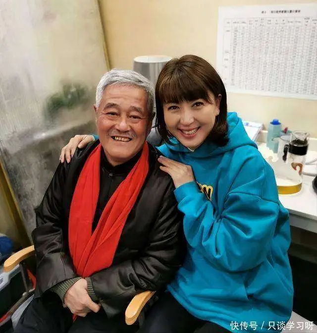 闫学晶直播哭穷事件_闫学晶触碰国人反感雷区_闫学晶致歉:讨厌那个露出轻视的自己