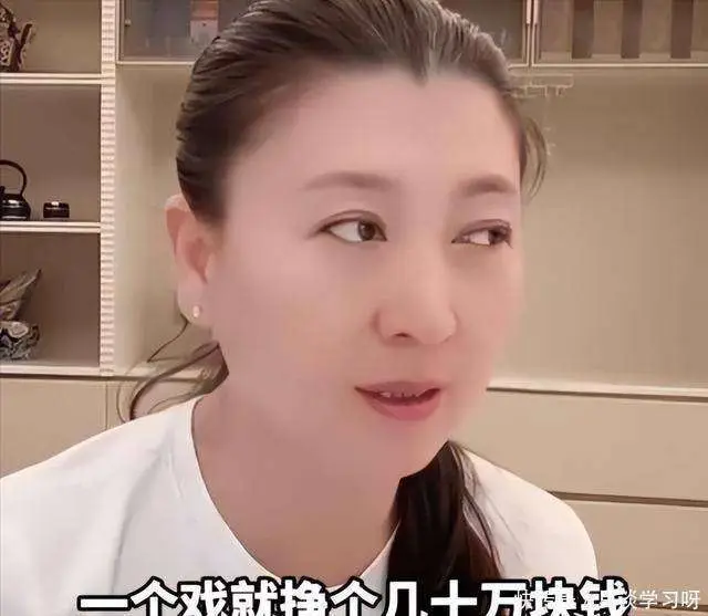 闫学晶触碰国人反感雷区_闫学晶致歉:讨厌那个露出轻视的自己_闫学晶直播哭穷事件