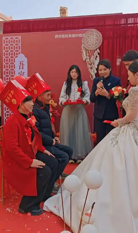 新娘冻得发抖 公公脱下棉袄给她披上_半披显瘦新娘发型中长头发_公交车上公公脱了我内裤