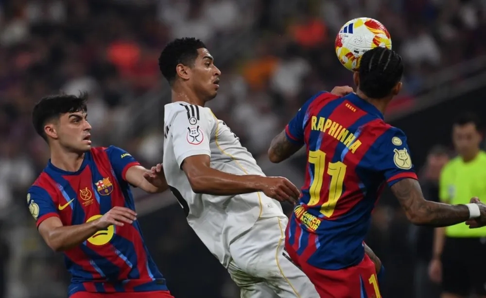 巴萨皇马欧冠德比_巴萨3 2险胜皇马捧起冠军奖杯_西班牙超级杯决赛巴萨对阵皇马