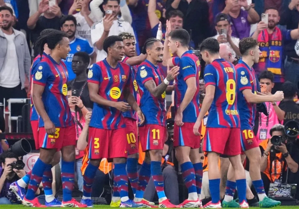 巴萨3 2险胜皇马捧起冠军奖杯_巴萨皇马欧冠德比_西班牙超级杯决赛巴萨对阵皇马