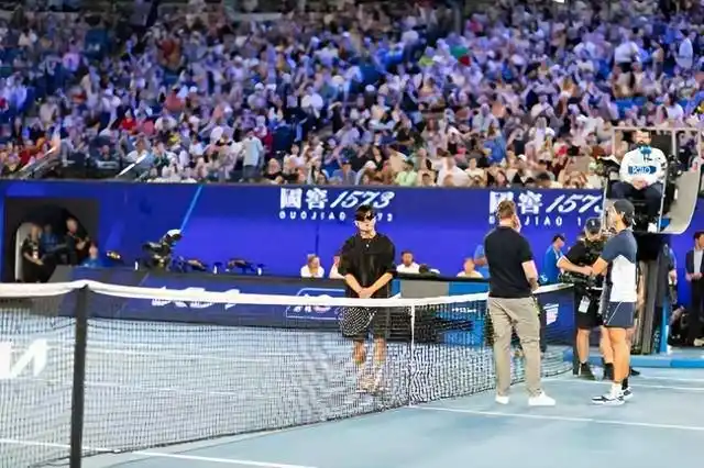 周杰伦墨尔本网球赛_组图：澳网“一球致胜”赛-周杰伦一轮游 赛前致意观众_周杰伦澳网一球制胜