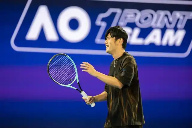 周杰伦墨尔本网球赛_组图：澳网“一球致胜”赛-周杰伦一轮游 赛前致意观众_周杰伦澳网一球制胜