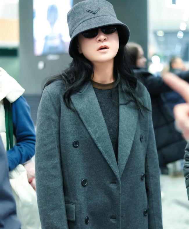 贾玲出发米兰看秀 自信气场引发热议