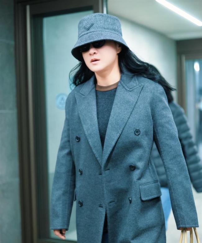 贾玲出发米兰看秀 自信气场引发热议