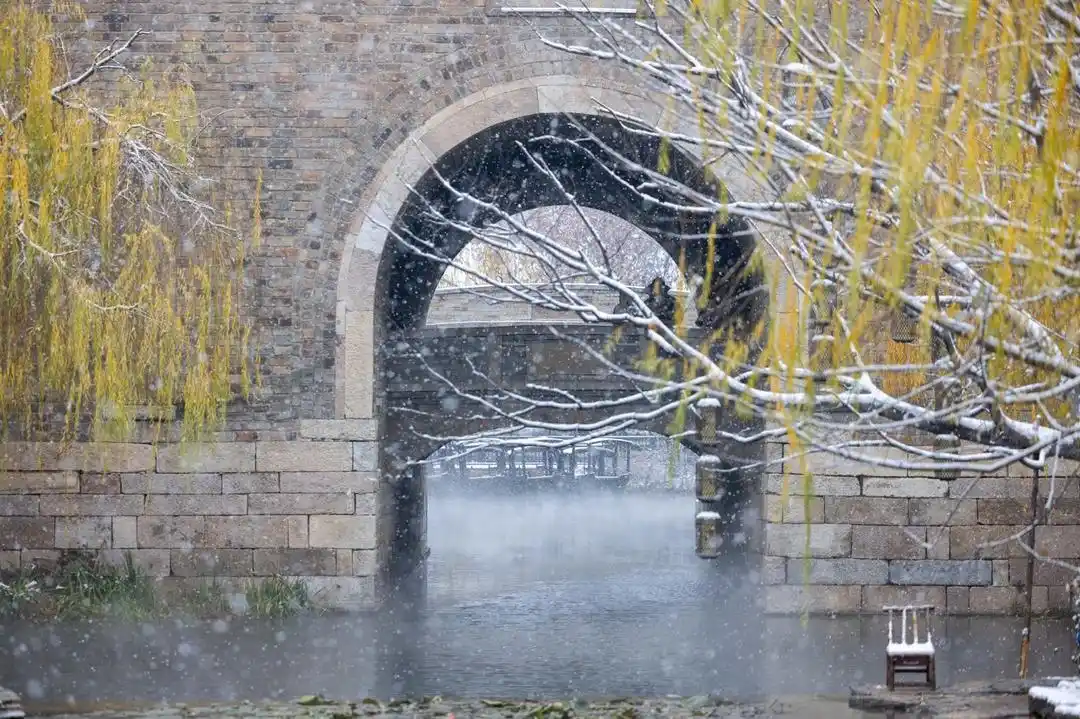 清照泉城喜迎新年首场雪,青砖黛瓦中年味被唤醒