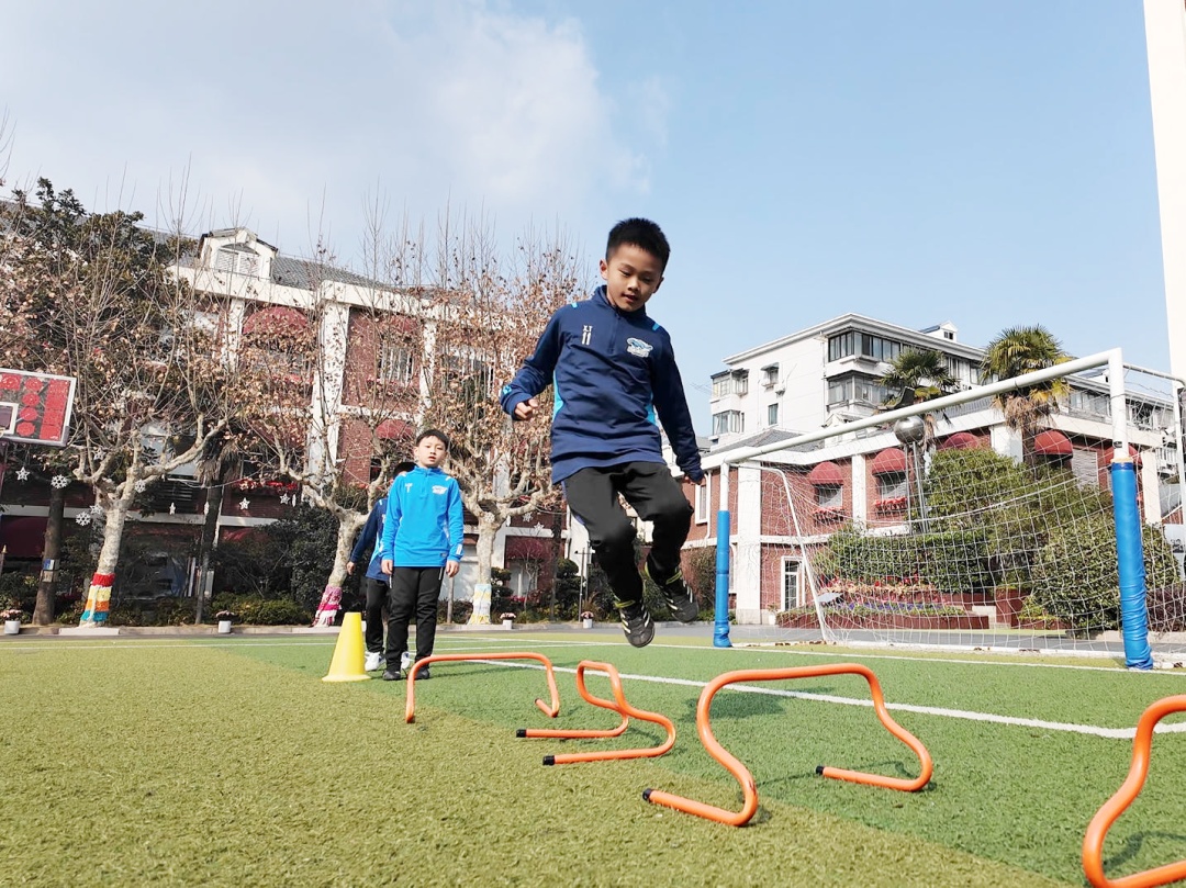 小操场大体育_上海中小学开设ai课程_小学体育创新