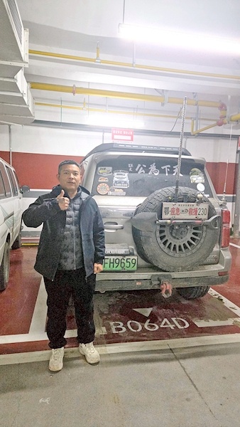 武汉“拖车侠”高架桥上助20辆车脱困 “以后大家有需要我还会这么做”