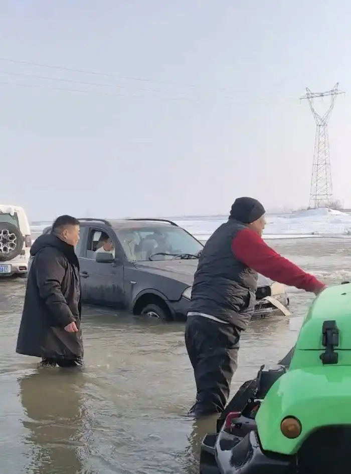 60岁跳河救车 热心肠人士_于东来跳入冰水施救被困车辆_冰河施救宝马车 网友称赞