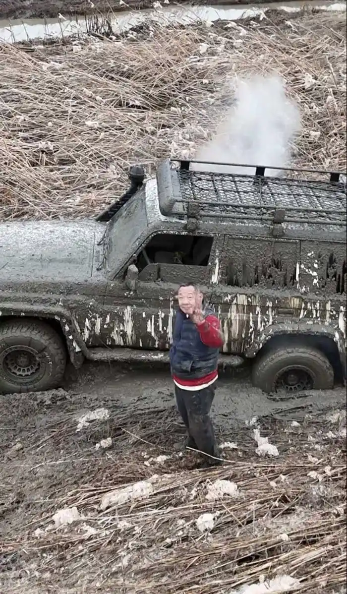 冰河施救宝马车 网友称赞_于东来跳入冰水施救被困车辆_60岁跳河救车 热心肠人士