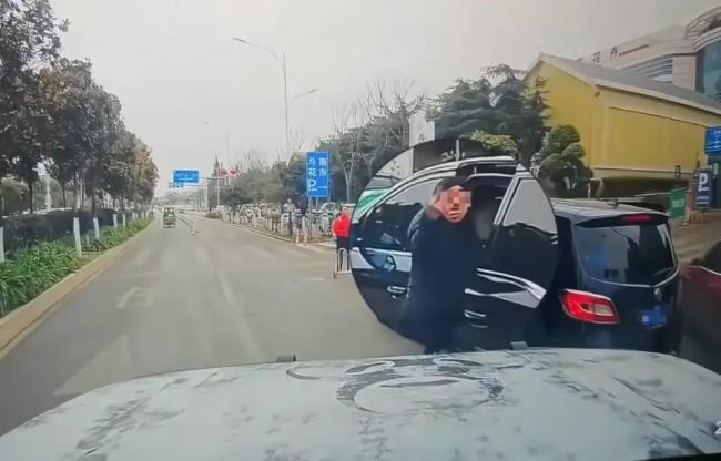 车主用不雅手势挑衅后被撞 网友吵翻 折射道路失序焦虑