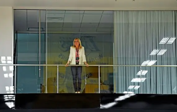 ESPN长文解析!闪电清洗!湖人百亿易主后,巴斯兄弟突遭解雇,家族时代黯然落幕(1/5)