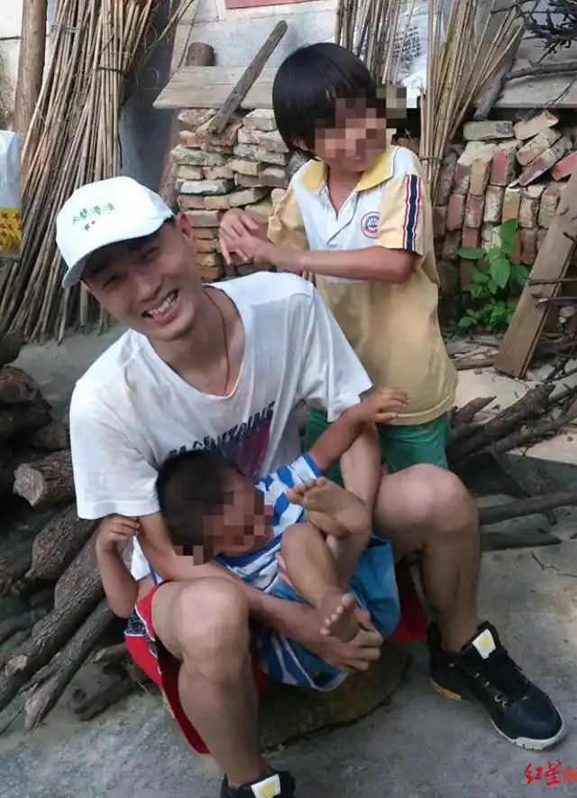 32岁程序员周末晕倒后猝死,抢救期间曾被拉入工作群,死亡后还收到工作消息“要把这个改下”,工伤申请已被受理