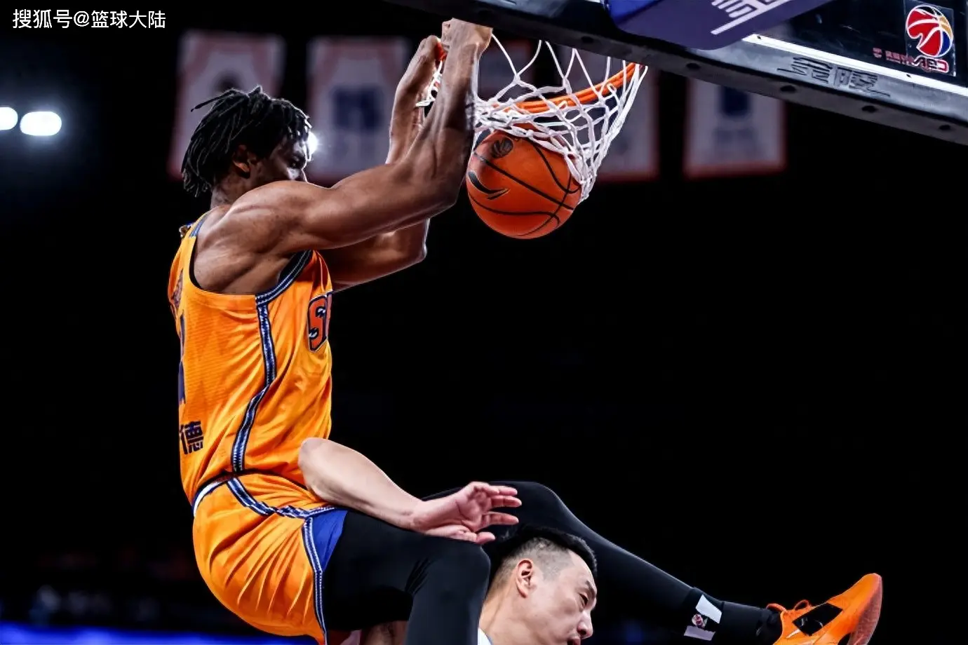 怀特塞德合同已转正！打爆广东北京内线，上海男篮争冠需要他