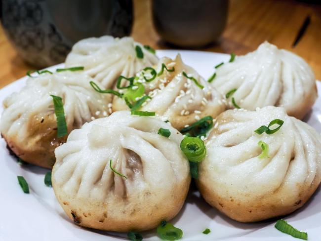 扎哈罗娃在中国使馆摊煎饼 烟火气里的外交语言