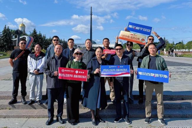 扎哈罗娃在中国使馆摊煎饼 烟火气里的外交语言