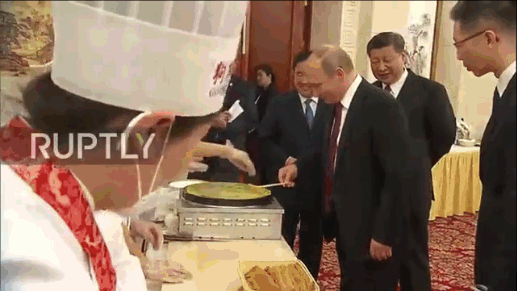 扎哈罗娃在中国使馆摊煎饼_扎哈罗娃在中国使馆摊煎饼_扎哈罗娃在中国使馆摊煎饼