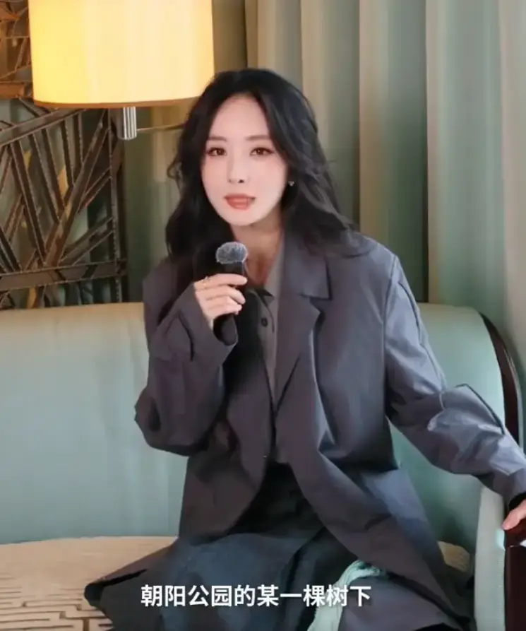 杨幂自曝52岁马年日常！朝阳公园撞树打卡，网友笑疯