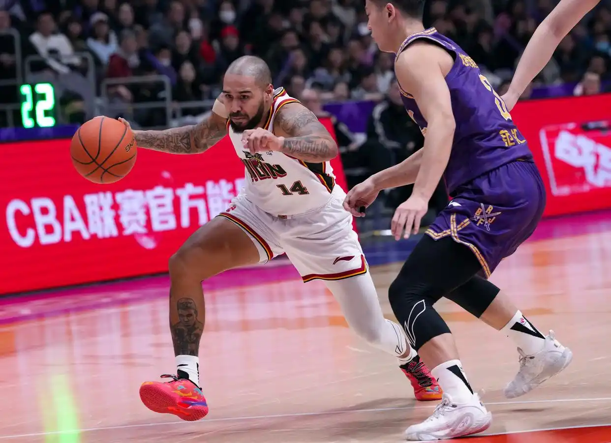 cba-北控胜吉林 廖三宁与威尔逊拼抢球权_CBA常规赛20轮 北京控股队 吉林长白山恩都里队 沈梓捷 邹雨宸 廖三宁 威尔逊 贾昊 朱松玮 摩尔 盖利 张