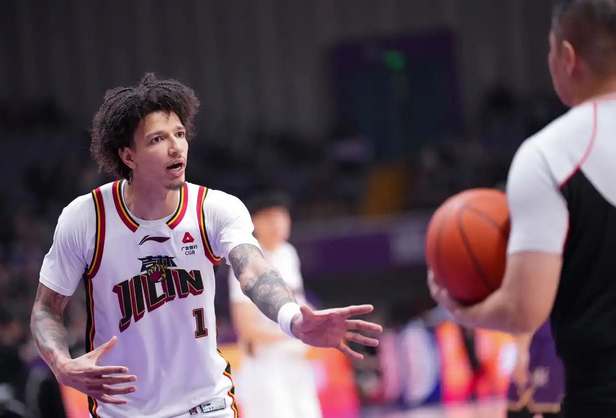 CBA常规赛20轮 北京控股队 吉林长白山恩都里队 沈梓捷 邹雨宸 廖三宁 威尔逊 贾昊 朱松玮 摩尔 盖利 张_cba-北控胜吉林 廖三宁与威尔逊拼抢球权