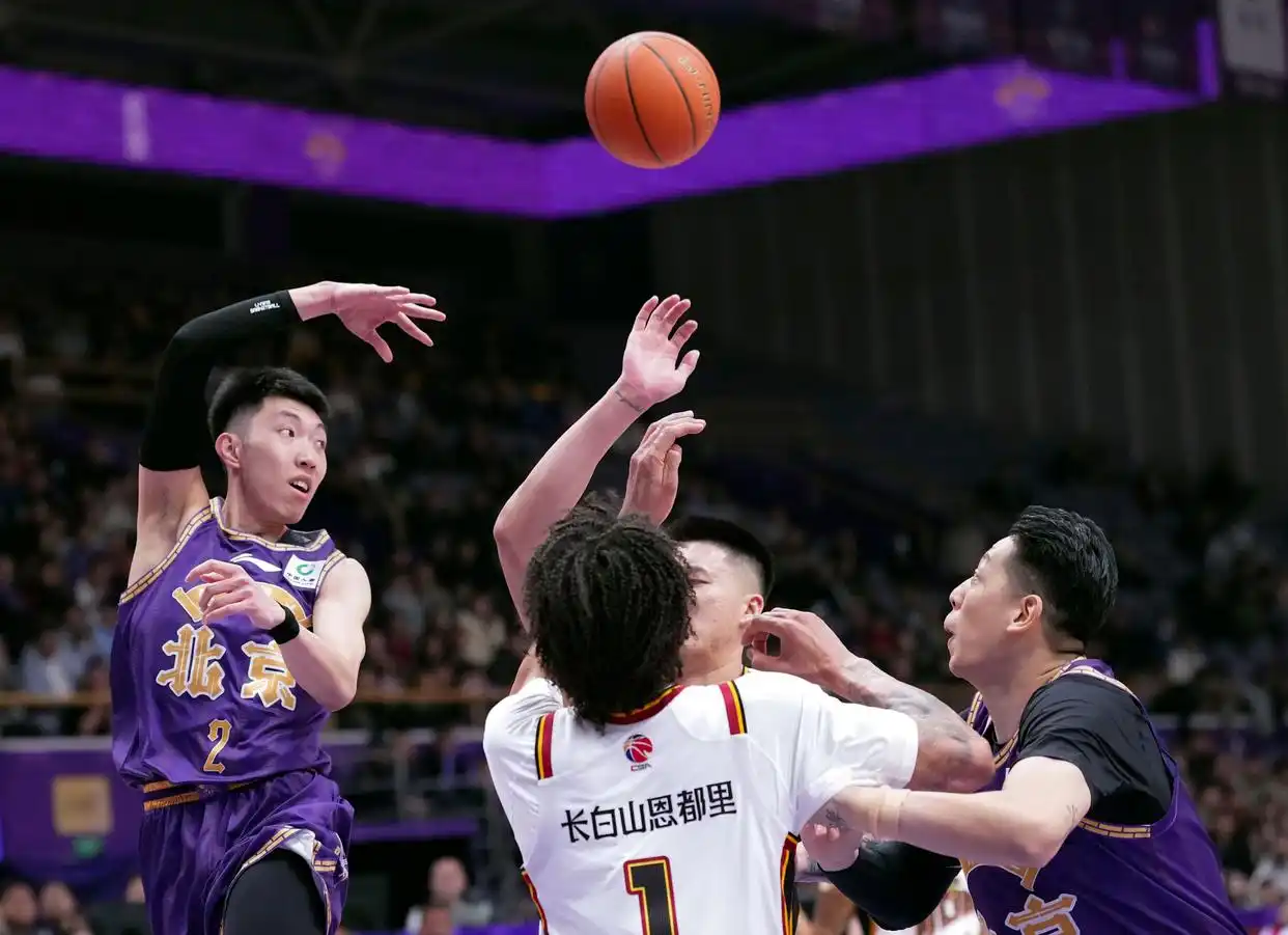 cba-北控胜吉林 廖三宁与威尔逊拼抢球权_CBA常规赛20轮 北京控股队 吉林长白山恩都里队 沈梓捷 邹雨宸 廖三宁 威尔逊 贾昊 朱松玮 摩尔 盖利 张