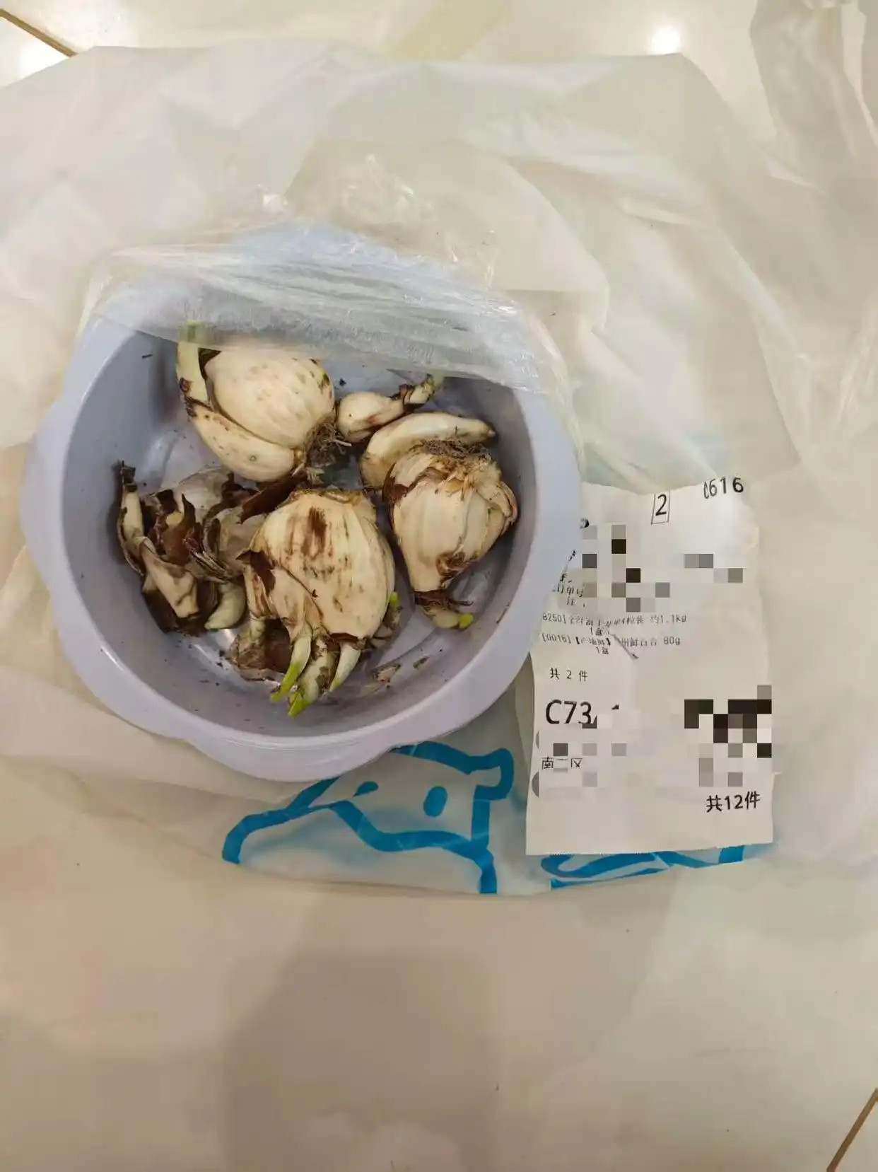 在盒马app买鲜百合被误送成水仙球,北京祖孙二人误食中毒后进医院,盒马回应