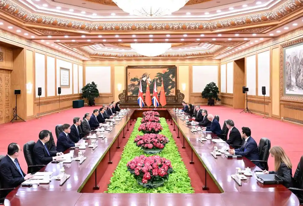 习近平会见英国首相斯塔默_习主席会见英国首相 强调三个关键词_中英关系发展长期稳定全面战略伙伴关系